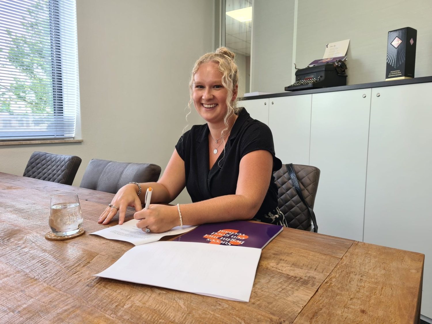 Puk Jansen tekent haar medewerker-vriendelijke arbeidsovereenkomst